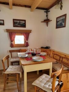 a dining room with a wooden table and chairs at Oddih v Srčni hiški in Dvor +9 photos