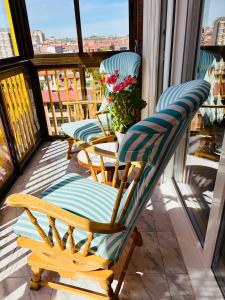 two rocking chairs on a balcony with a view at Piso céntrico y luminoso in León