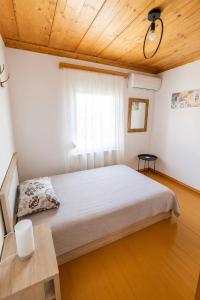 ein Schlafzimmer mit einem großen Bett und einer Holzdecke in der Unterkunft SOFIAS APARTMENTS in LESVOS in Gera
