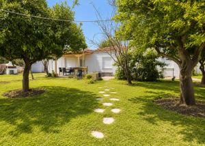 ein Gehweg in einem Garten mit Bäumen und einem Haus in der Unterkunft SOFIAS APARTMENTS in LESVOS in Gera