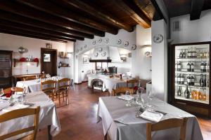 a restaurant with tables and chairs with white table cloth at Agriturismo Rechsteiner in Ponte di Piave