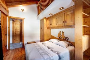 a bedroom with a large bed in a room at Chalet vista Monte Bianco in La Salle