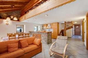 a living room with a couch and a kitchen at Chalet vista Monte Bianco in La Salle