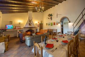 een eetkamer met tafels en een open haard bij Casa Rural Villa Mara in La Puebla de los Infantes