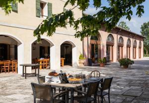 a table and chairs in front of a building at Agriturismo Rechsteiner in Ponte di Piave