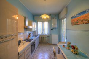 Een keuken of kitchenette bij La Forgia Apartment