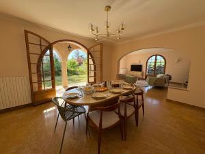 a large dining room with a table and chairs at Los Arcos in Annonay