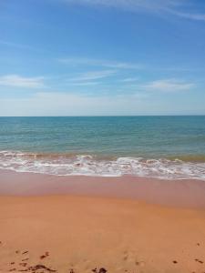 a view of the ocean from the beach at Refúgio à beira mar in Serra