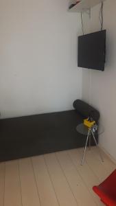 a room with a black bed and a tv at Balkony 407 - Três quartos Perto UNB in Brasilia