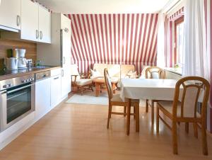 a kitchen and dining room with a table and chairs at Wohnung Gesa in Alkersum in Alkersum