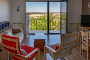 a living room with two chairs and a couch at El Carmen in Toro