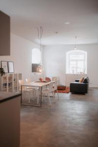 a living room with a dining table and chairs at Historische, moderne Stadtwohnung in Riedlingen