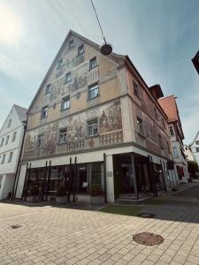a building with a mural on the side of it at Historische, moderne Stadtwohnung in Riedlingen