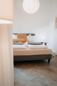 a bed with pillows on it in a room at Historische, moderne Stadtwohnung in Riedlingen