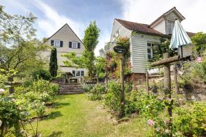 a garden in front of a house at Gästehaus Altes Forstamt Sinntal in Sinntal
