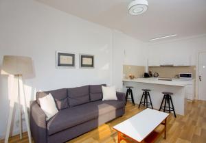 sala de estar con sofá y cocina en SeaBreeze City Center Flat by TrulyCyprus, en Limassol