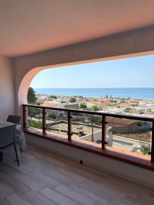 a large window in a room with a view of the ocean at Nora's Flats in Triscina