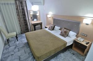 Postel nebo postele na pokoji v ubytování Lintzi Hotel