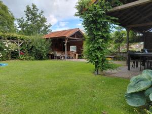 ein Garten mit einem Pavillon mit einem Tisch und einem Pavillon in der Unterkunft Holiday Smitske in Soerendonk + 60 Fotos