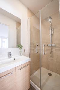 a bathroom with a sink and a shower at Maison Cuvier - Spacieuse Maison Idéale Groupes & Pros in Roubaix +27 photos