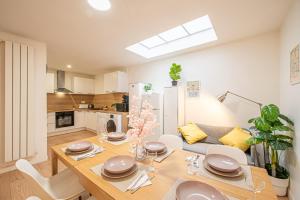 a kitchen and dining room with a table and chairs at Maison Cuvier - Spacieuse Maison Idéale Groupes & Pros in Roubaix
