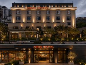 a hotel with a sign that reads her hotel at Cher Hotel Eyüp in Istanbul