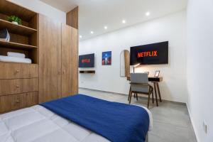Un pat sau paturi într-o cameră la Departamento con WiFi y aire acondicionado Ubicado a 1 min de CAS