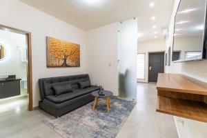 O zonă de relaxare la Departamento con WiFi y aire acondicionado Ubicado a 1 min de CAS