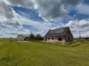 an old barn in the middle of a field at 't Ooievaarszicht in Veurne