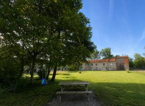 a picnic table sitting in the middle of a field at le relais Perrusson, Bed and breakfast et camping à la tuilerie in Écuisses