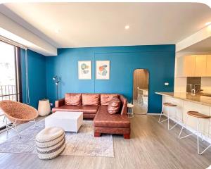 a living room with blue walls and a couch at Distrito Prime 1-302 in Bogotá