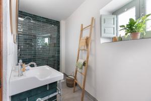 a bathroom with a sink and a mirror at Casa Terraza in La Herradura