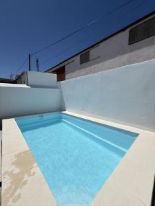 a swimming pool on the roof of a building at Casa dos Manos in Barbacena