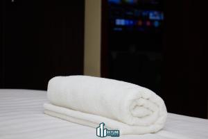 a white towel sitting on top of a bed at Skyline Exquisite in Araromi
