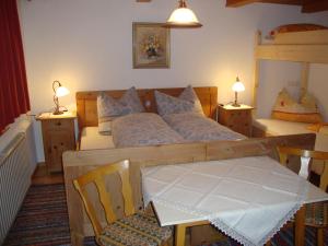 sypialnia z łóżkiem, stołem i krzesłami w obiekcie Ferienwohnung Nussbaum w mieście Stummerberg