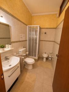 a bathroom with a toilet and a sink and a toilet istg at Dream Beach Salento in Porto Cesareo