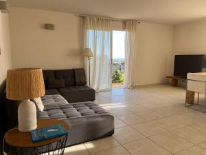 a living room with a couch and a television at CASA Petra Rosa in Peri