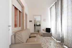 a living room with a couch and a window at B&B K Beach Lake Endine in Endine Gaiano