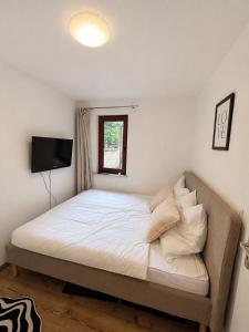 a bedroom with a bed and a television in it at Ferienwohnung am Bodden in Barth