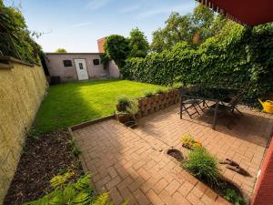 a backyard with a brick patio with a table at Ferienwohnung am Bodden in Barth