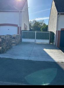 a driveway of a house with a white fence at Au6bis in Givet