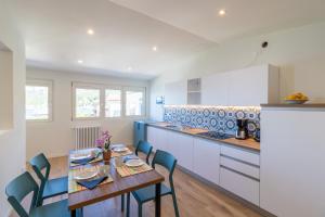 a kitchen and dining room with a table and chairs at Casa Bortolo in Garda
