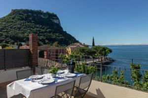 a table on a balcony with a view of the water at Casa Bortolo in Garda