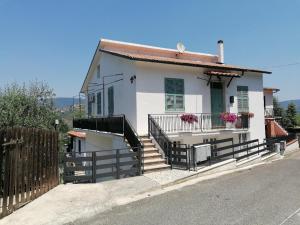 a small white house with stairs and a fence at laperladelfarfa in Castelnuovo di Farfa