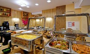 a buffet line with many different types of food at Hotel i Apartamenty Gorzelanny Dźwirzyno in Dźwirzyno
