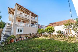 an image of a house with a yard at Roys Blu in Kavos