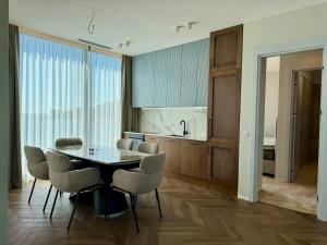a dining room with a table and chairs and a kitchen at Beachfront Luxury Villa - Bar in Bar