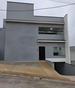 a modern house with a white facade at Nosso Hotel Extrema - recém inaugurado in Extrema