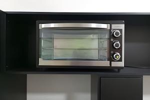 a microwave oven sitting on top of a counter at Nosso Hotel Extrema - recém inaugurado in Extrema