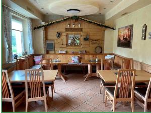 a dining room with wooden tables and chairs at Lutz Alpenblick B&B in Schattwald +18 photos